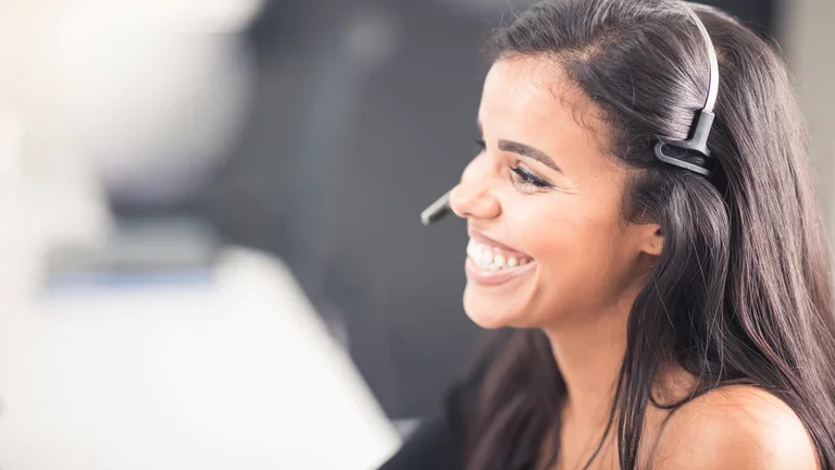 Frau mit Headset im Kundendienst