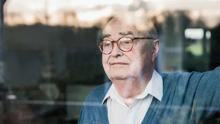 Patient der Chemotherapie schaut aus dem Fenster