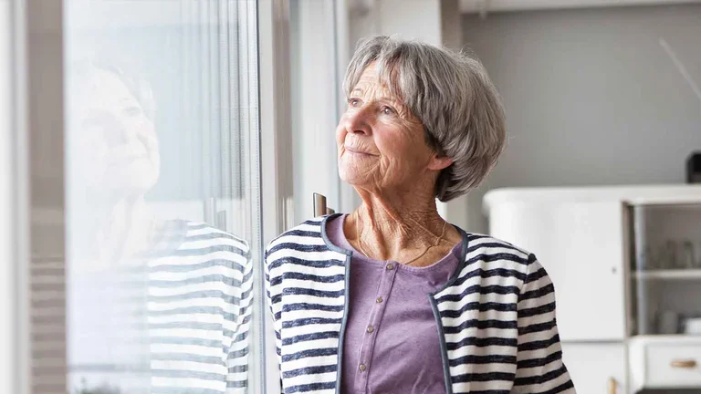 Patientin der Heimparenteralen Therapie schaut aus dem Fenster