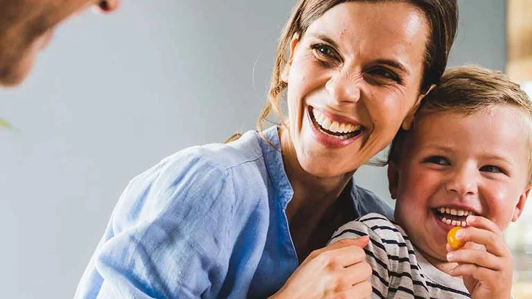 Patient der Chelat-Therapie sitzt bei seiner Mutter am Tisch