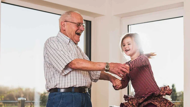 Immunglobulintherapie Patientin mit Opa an der Hand