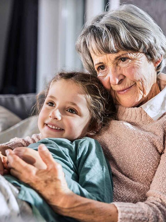 Patientin der HPE mit ihrem Enkelkind auf dem Schoß