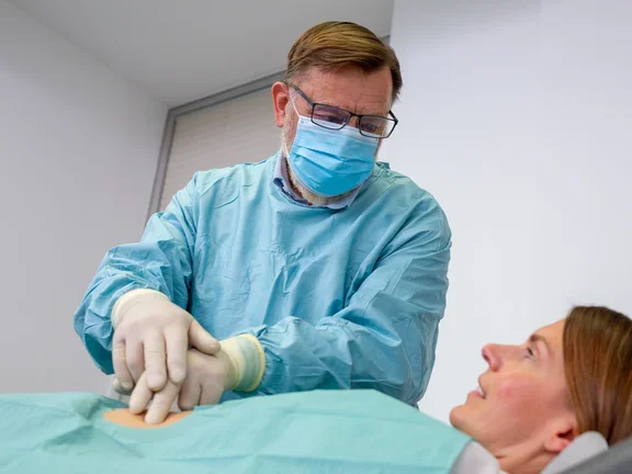Pulmonale arterielle Hypertonie (PAH) Arzt untersucht Bauch der Patientin