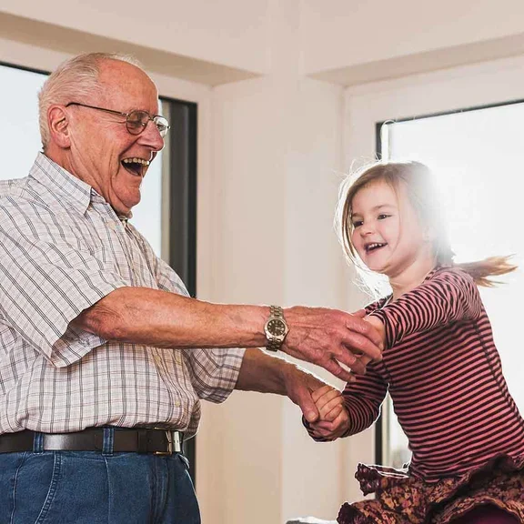 Immunglobulintherapie Patientin mit Opa an der Hand